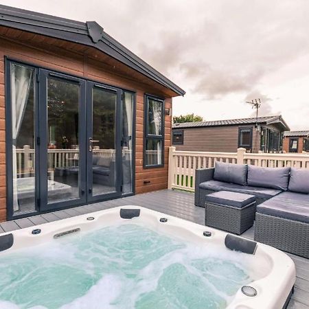 The Serenity Lodge With Hot Tub Йорк Екстер'єр фото