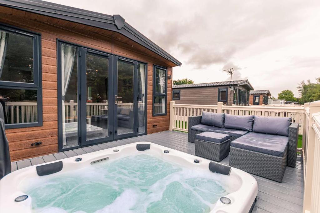 The Serenity Lodge With Hot Tub Йорк Екстер'єр фото