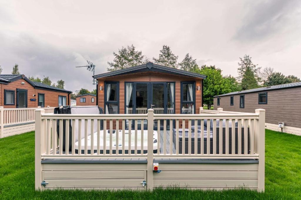The Serenity Lodge With Hot Tub Йорк Екстер'єр фото